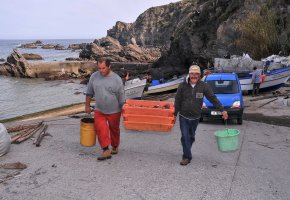 Luís Guerreiro: Vista do Portinho de Pesca com os pescadores a levar o peixe para a lota