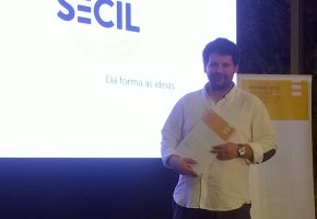 : Joel Dinis com o diploma