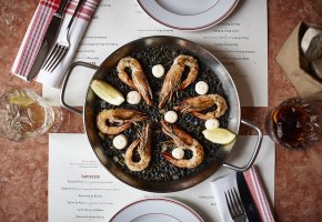 : Paella Negra con sepia y alioli