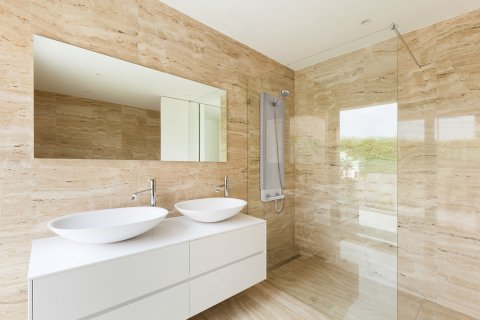 piovesempre: nice modern bathroom, marble walls