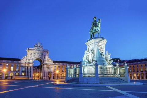 frederic prochasson: statue of King Joze I in evening illumination
