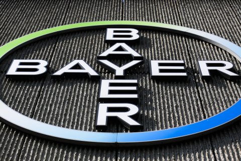 Markus Schreiber: The Bayer AG corporate logo is displayed on a building of the German drug and chemicals company in Berlin, Germany, Monday, May 23, 2016. German drug and chemicals company Bayer AG announced Monday, May 23, 2016 that it has made a US$ 62 billion offer to 