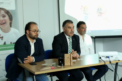 Municipio de Santa Maria da Feira: O vereador da Cultura (Gil Ferreira), o presidente da Câmara (Emídio Sousa) e o director da Feira Viva (Paulo Sérgio Pais) na apresentação da loja