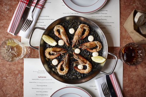 : Paella Negra con sepia y alioli