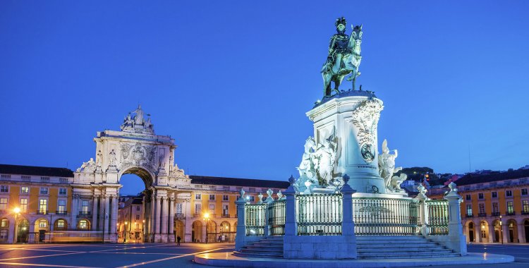 frederic prochasson: statue of King Joze I in evening illumination