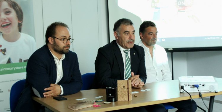 Municipio de Santa Maria da Feira: O vereador da Cultura (Gil Ferreira), o presidente da Câmara (Emídio Sousa) e o director da Feira Viva (Paulo Sérgio Pais) na apresentação da loja