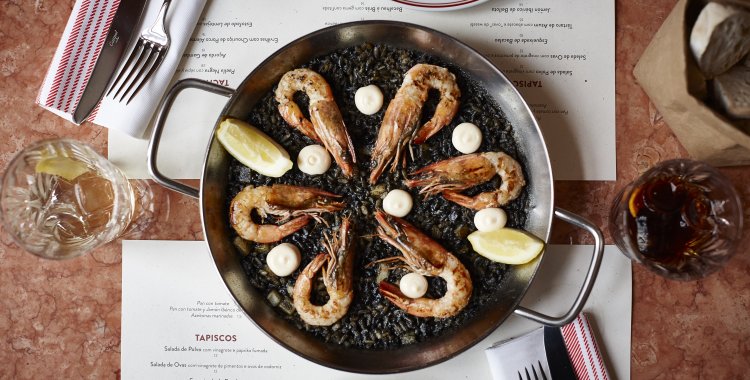 : Paella Negra con sepia y alioli